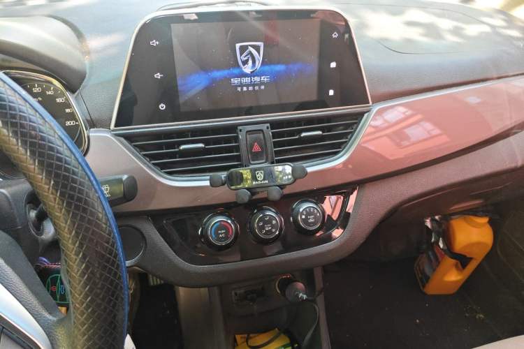 Used Baojun 310W 2017 1.5L Manual Fashion Model China V Audio And AC Panel