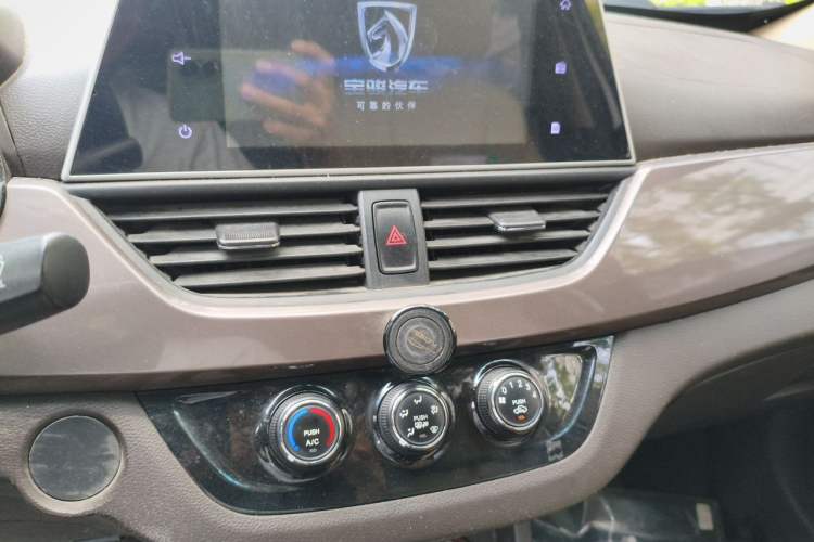 Used Baojun 310W 2017 1.5L Manual Fashion Model China V Audio And AC Panel