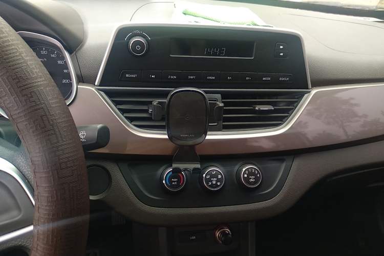 Used Baojun 310W 2017 1.5L Manual Comfort Version China VI Emission Standard Audio And AC Panel