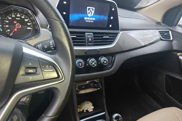 Used Baojun 310W 2017 1.5L Manual Fashion Model China V Audio And AC Panel