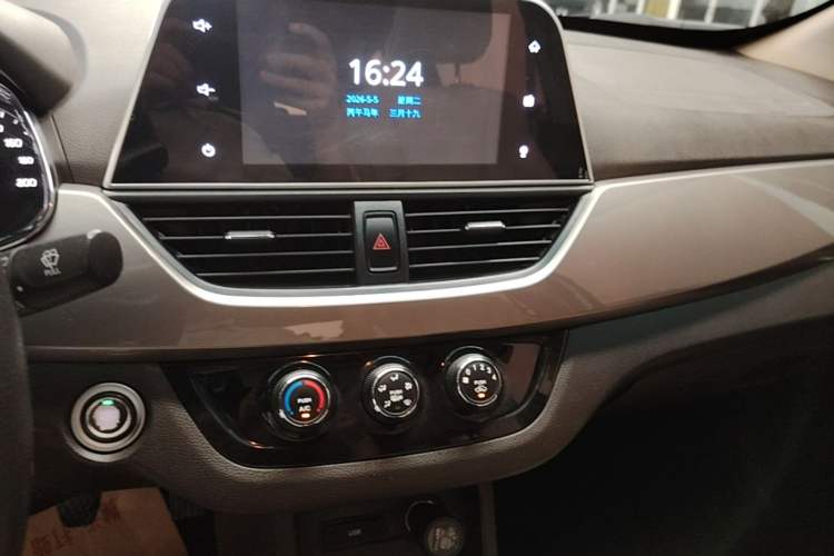 Used Baojun 310W 2017 1.5L Manual Luxury Edition China V Audio And AC Panel