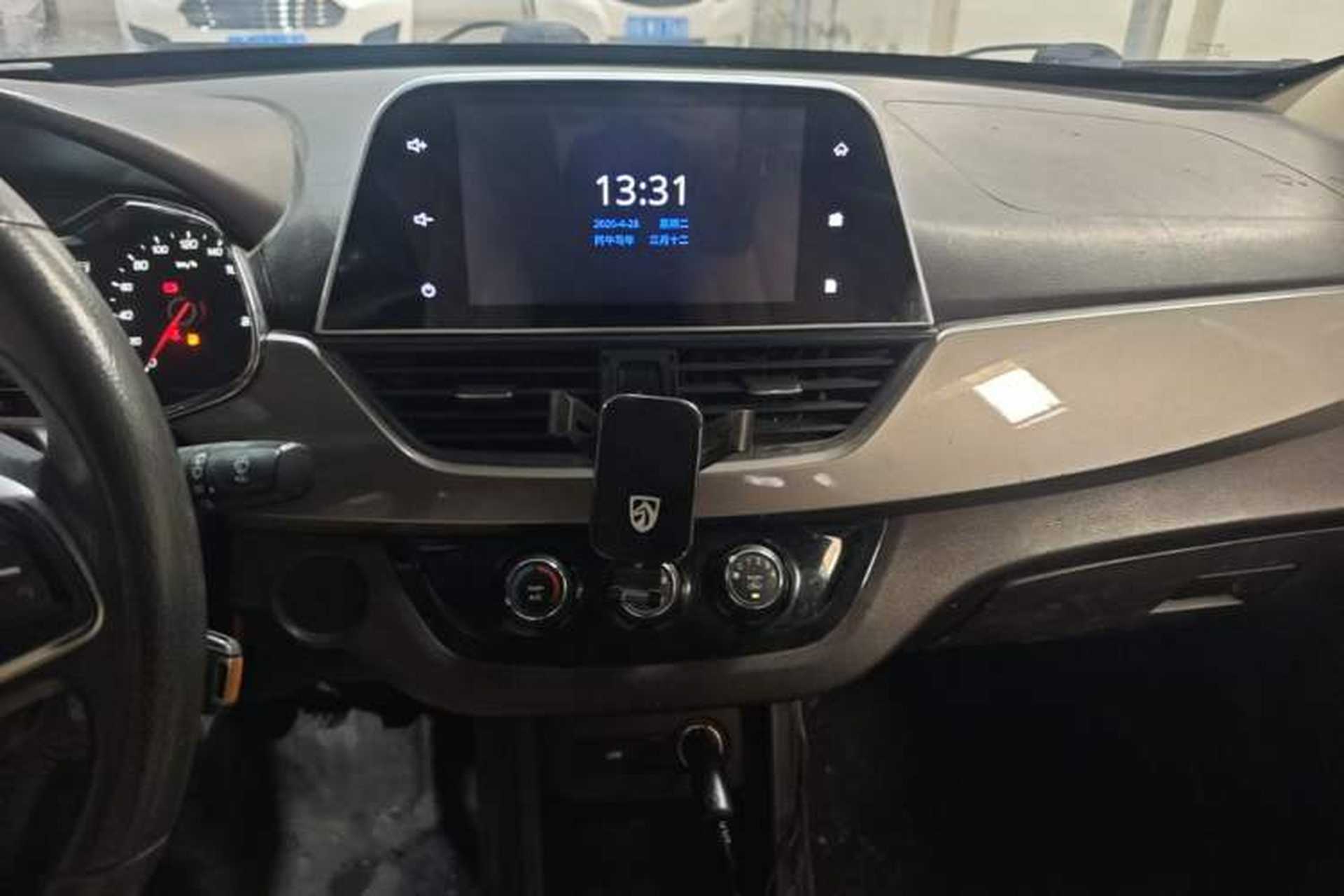Used Baojun 310W 2017 1.5L Manual Fashion Model China V Audio And AC Panel