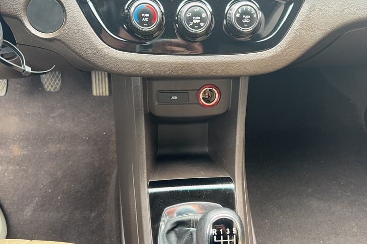 Used Baojun 310W 2017 1.5L Manual Fashion Model China V Audio And AC Panel