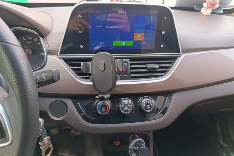 Used Baojun 310W 2017 1.5L Manual Fashion Model China V Audio And AC Panel