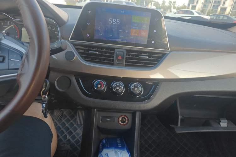 Used Baojun 310W 2017 1.5L Manual Fashion Model China V Audio And AC Panel