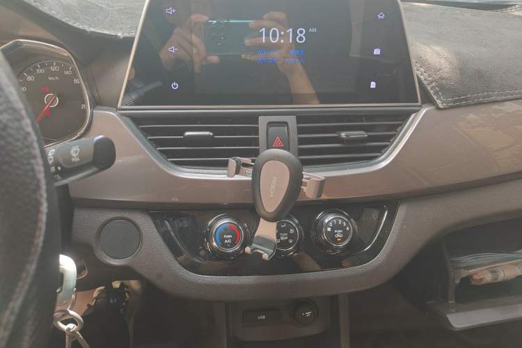 Used Baojun 310W 2017 1.5L Manual Fashion Model China V Audio And AC Panel