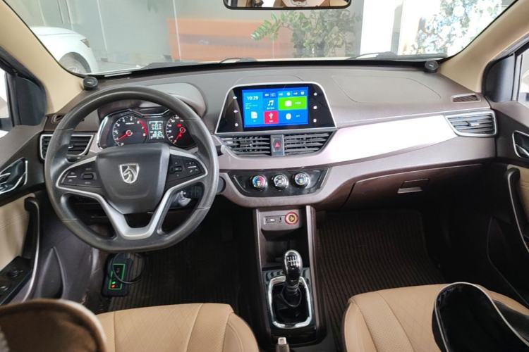 Used Baojun 310W 2017 1.5L Manual Fashion Model China V Center Console