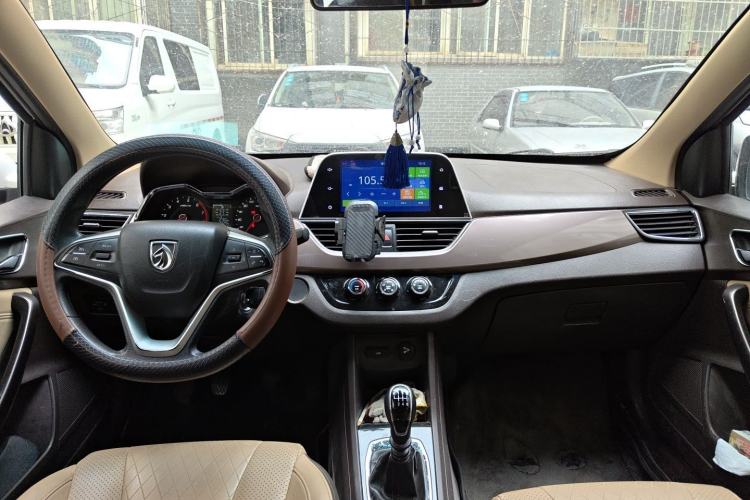 Used Baojun 310W 2017 1.5L Manual Fashion Model China V Center Console