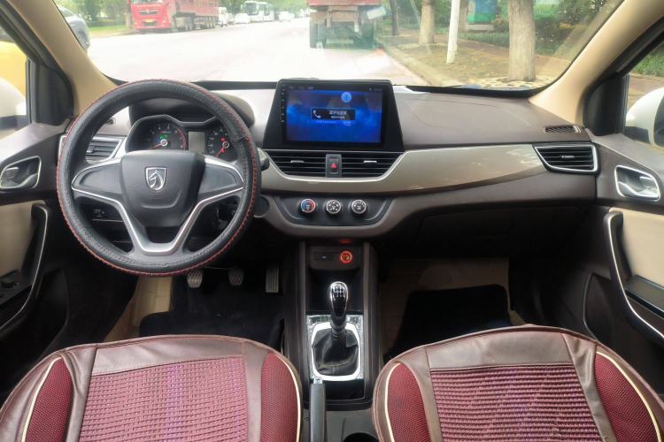 Used Baojun 310W 2017 1.5L Manual Comfort Version China VI Emission Standard Center Console