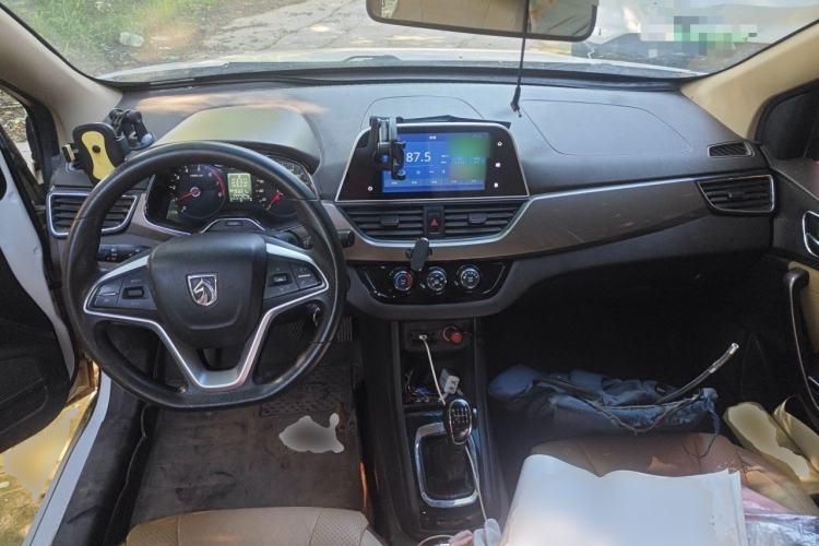 Used Baojun 310W 2017 1.5L Manual Fashion Edition China VI Center Console