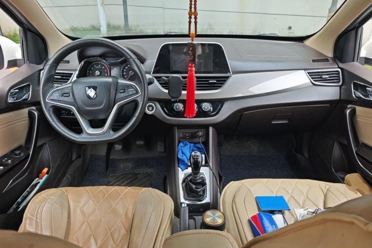 Used Baojun 310W 2017 1.5L Manual Luxury Version China VI Center Console