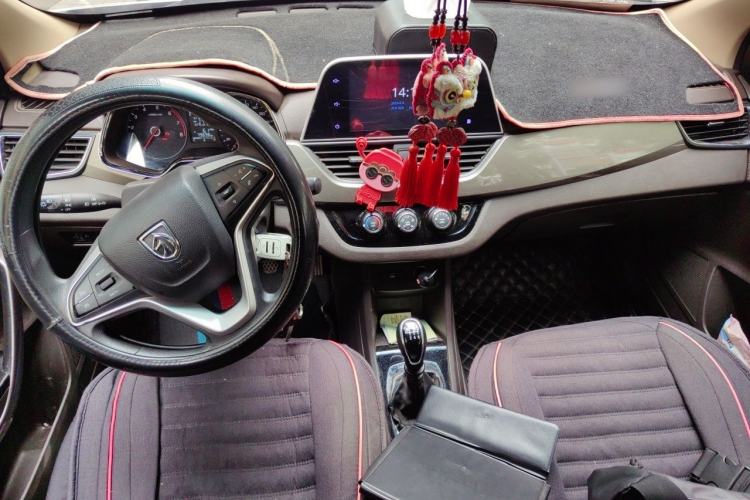 Used Baojun 310W 2017 1.5L Manual Fashion Model China V Center Console