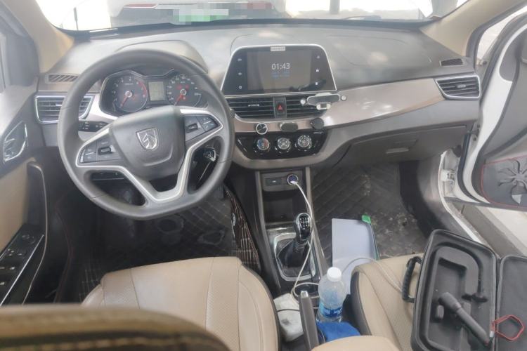 Used Baojun 310W 2017 1.5L Manual Fashion Edition China VI Center Console