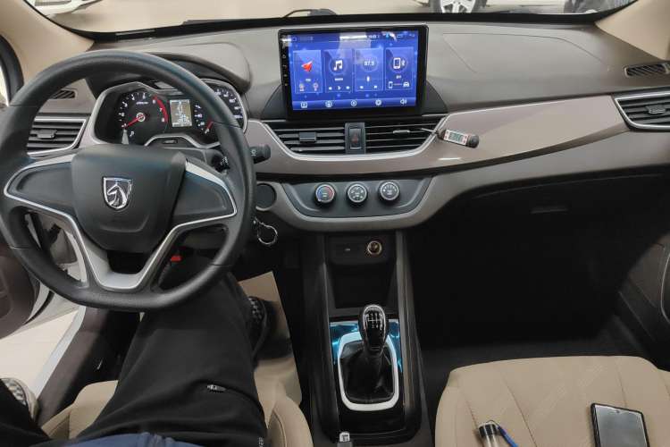 Used Baojun 310W 2017 1.5L Manual Comfort Version China VI Emission Standard Center Console
