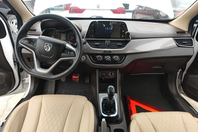 Used Baojun 310W 2017 1.5L Manual Fashion Model China V Center Console