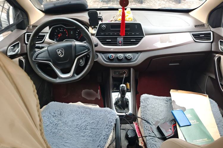 Used Baojun 310W 2017 1.5L Manual Comfort Version China VI Emission Standard Center Console
