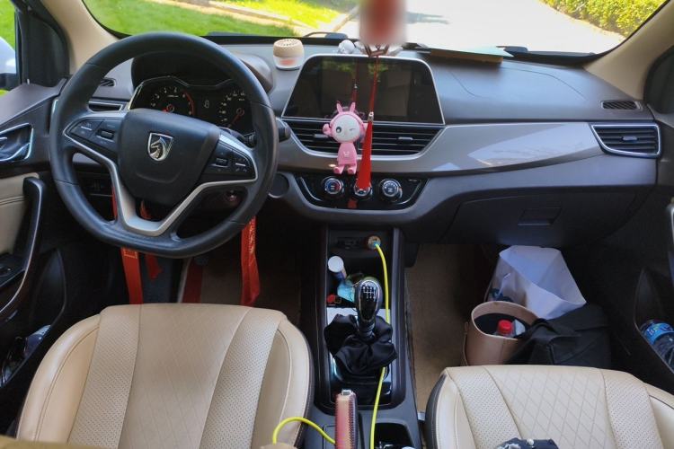 Used Baojun 310W 2017 1.5L Manual Fashion Model China V Center Console