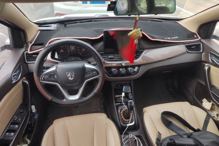 Used Baojun 310W 2017 1.5L Manual Fashion Model China V Center Console