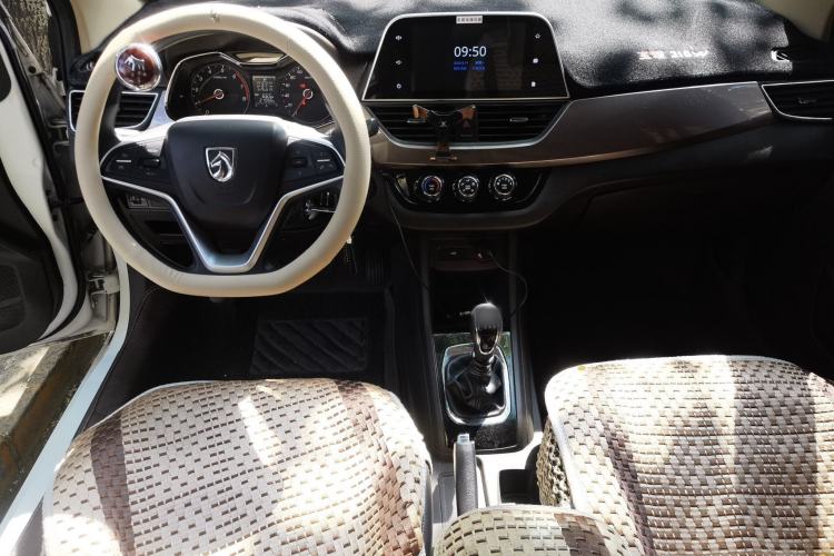 Used Baojun 310W 2017 1.5L Manual Fashion Model China V Center Console