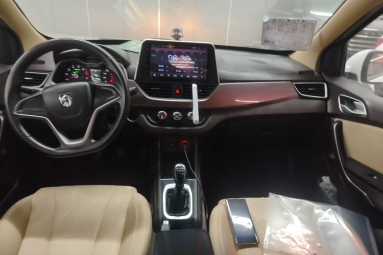 Used Baojun 310W 2017 1.5L Manual Comfort Version China V Center Console
