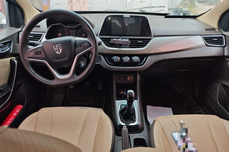 Used Baojun 310W 2017 1.5L Manual Fashion Model China V Center Console