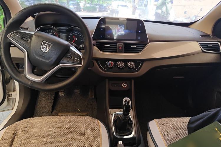 Used Baojun 310W 2017 1.5L Manual Fashion Edition China VI Center Console