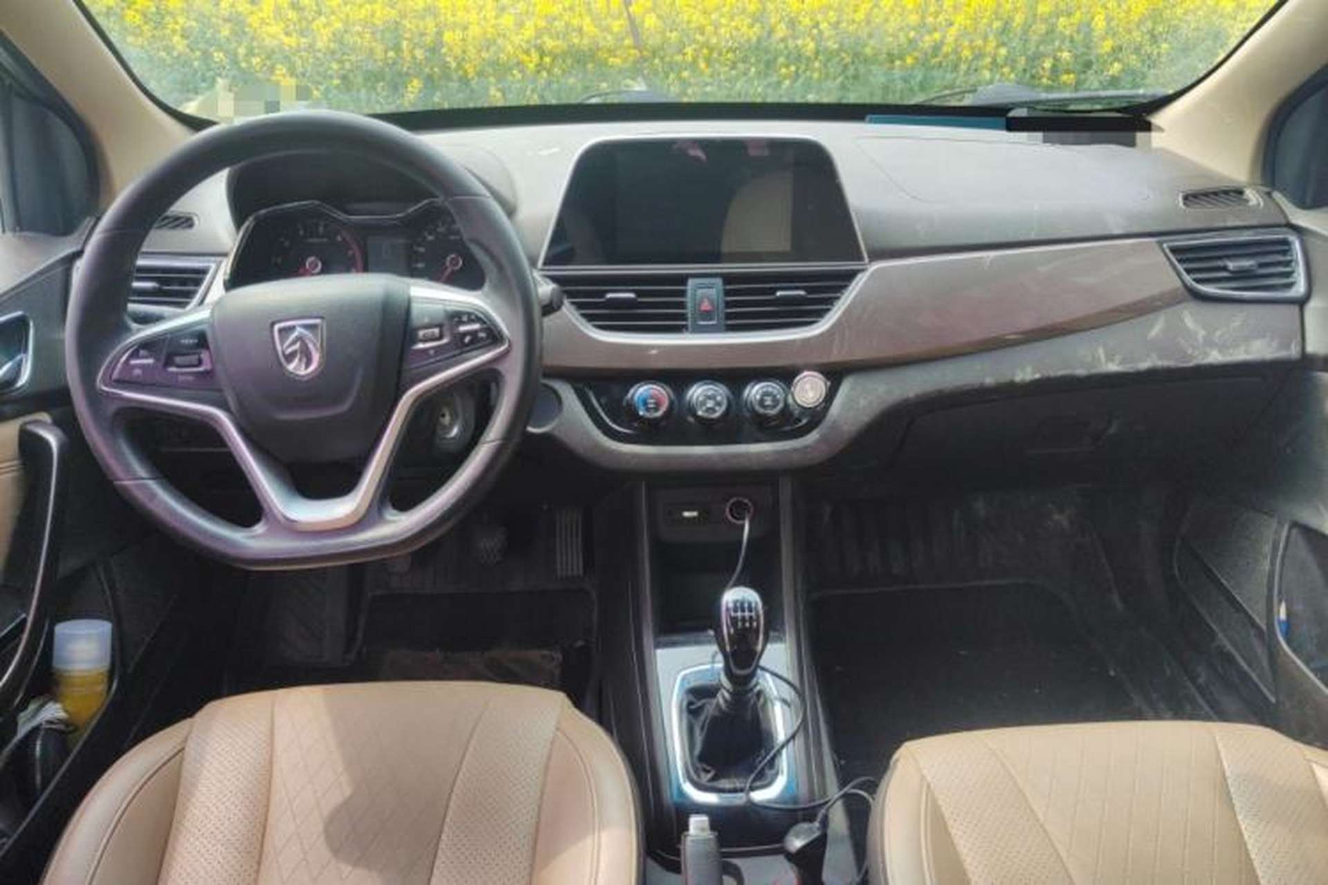 Used Baojun 310W 2017 1.5L Manual Fashion Model China V Center Console