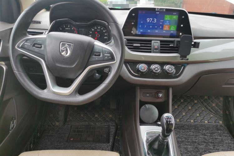Used Baojun 310W 2017 1.5L Manual Fashion Model China V Center Console