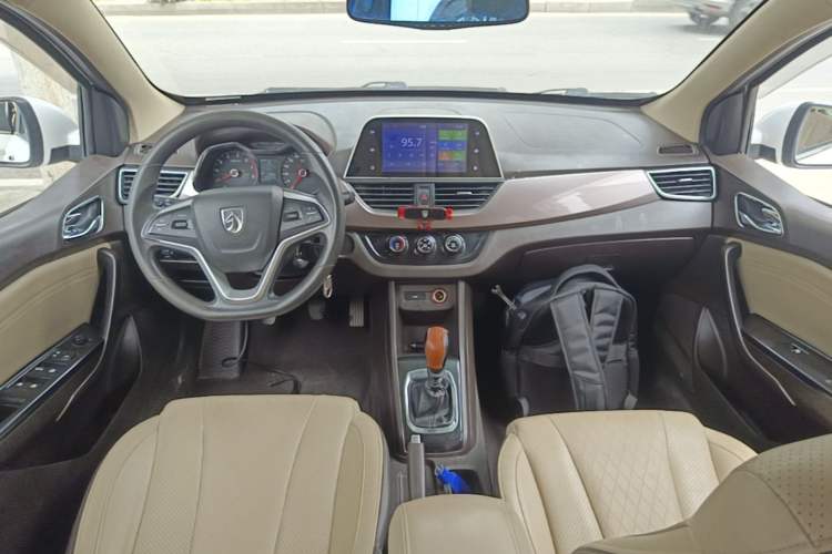 Used Baojun 310W 2017 1.5L Manual Fashion Model China V Center Console