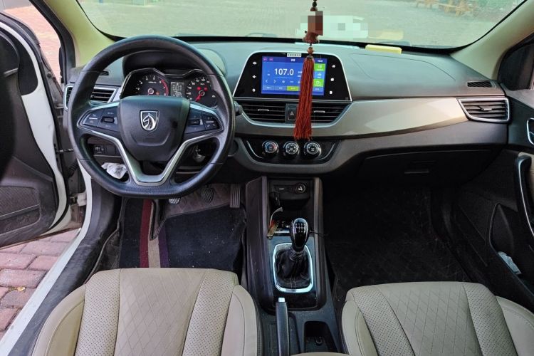 Used Baojun 310W 2017 1.5L Manual Fashion Model China V Center Console