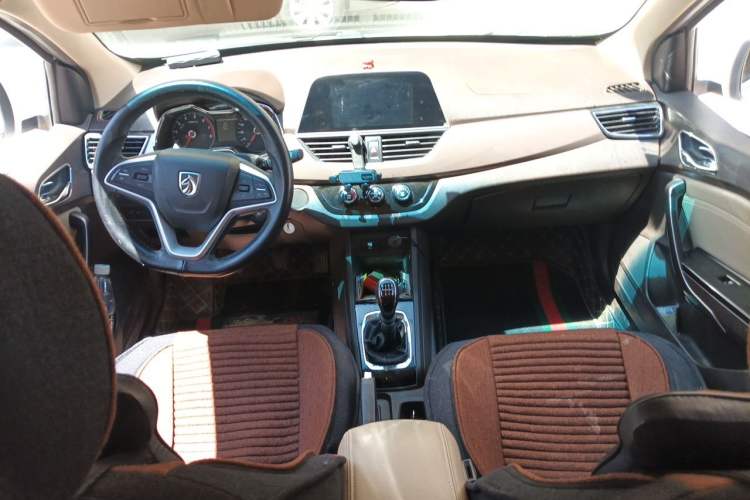 Used Baojun 310W 2017 1.5L Manual Fashion Model China V Center Console