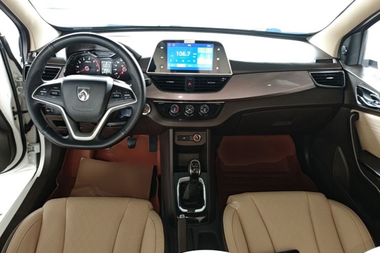 Used Baojun 310W 2017 1.5L Manual Fashion Model China V Center Console