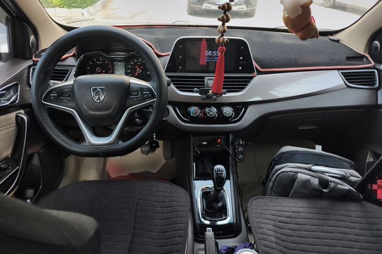 Used Baojun 310W 2017 1.5L Manual Fashion Model China V Center Console
