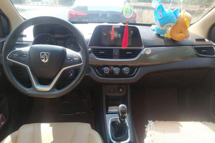 Used Baojun 310W 2017 1.5L Manual Fashion Model China V Center Console