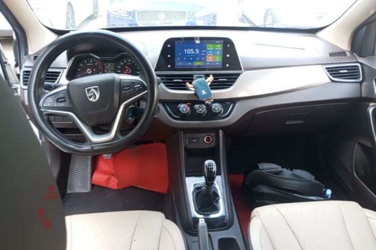 Used Baojun 310W 2017 1.5L Manual Fashion Model China V Center Console