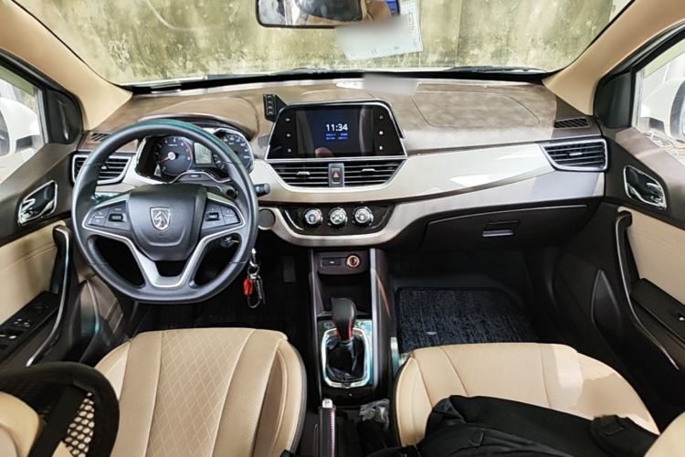 Used Baojun 310W 2017 1.5L Manual Fashion Model China V Center Console