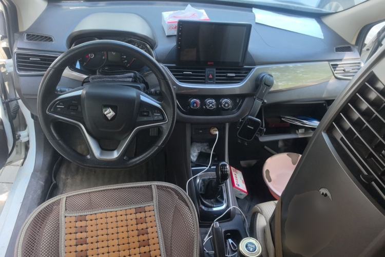 Used Baojun 310W 2017 1.5L Manual Fashion Model China V Center Console
