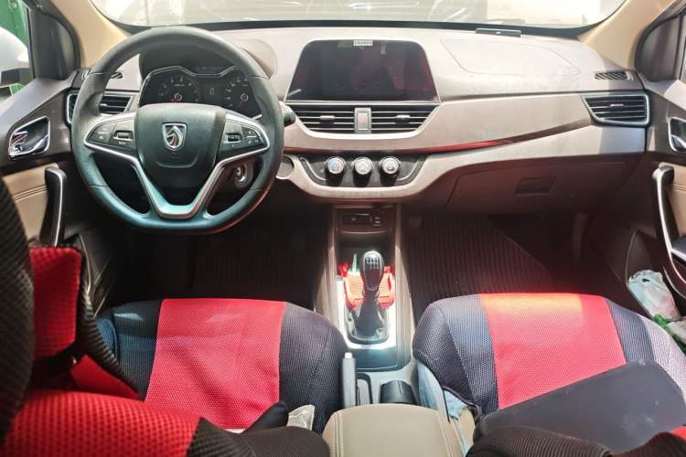 Used Baojun 310W 2017 1.5L Manual Fashion Model China V Center Console