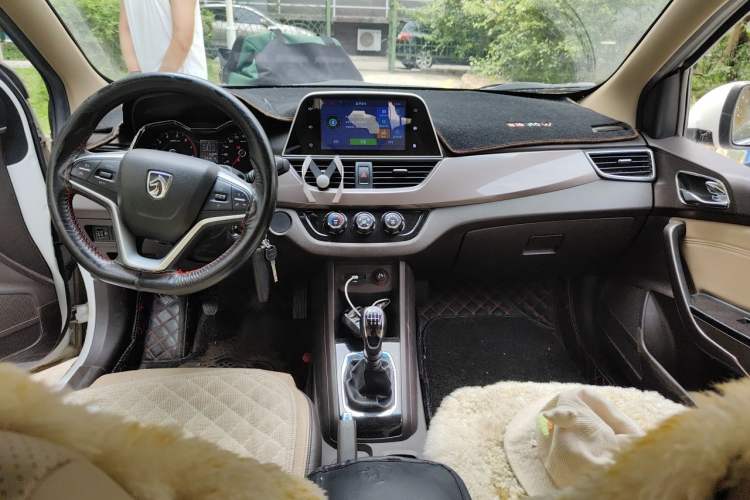 Used Baojun 310W 2017 1.5L Manual Luxury Edition China V Center Console
