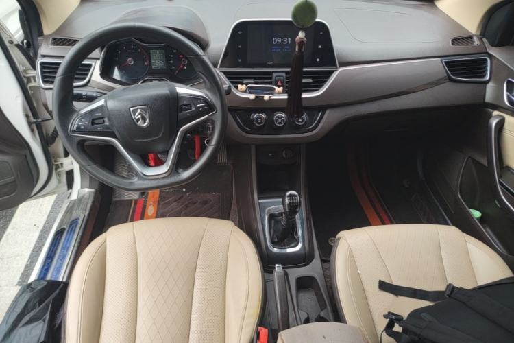 Used Baojun 310W 2017 1.5L Manual Fashion Edition China VI Center Console