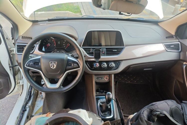 Used Baojun 310W 2017 1.5L Manual Fashion Model China V Center Console