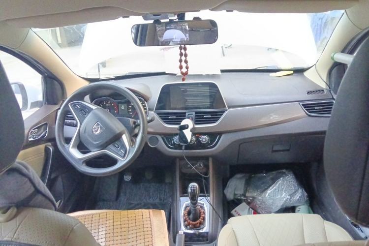 Used Baojun 310W 2017 1.5L Manual Fashion Model China V Center Console