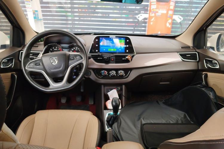Used Baojun 310W 2017 1.5L Manual Fashion Model China V Center Console