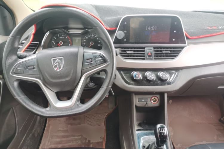 Used Baojun 310W 2017 1.5L Manual Fashion Model China V Center Console