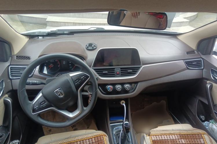 Used Baojun 310W 2017 1.5L Manual Fashion Model China V Center Console