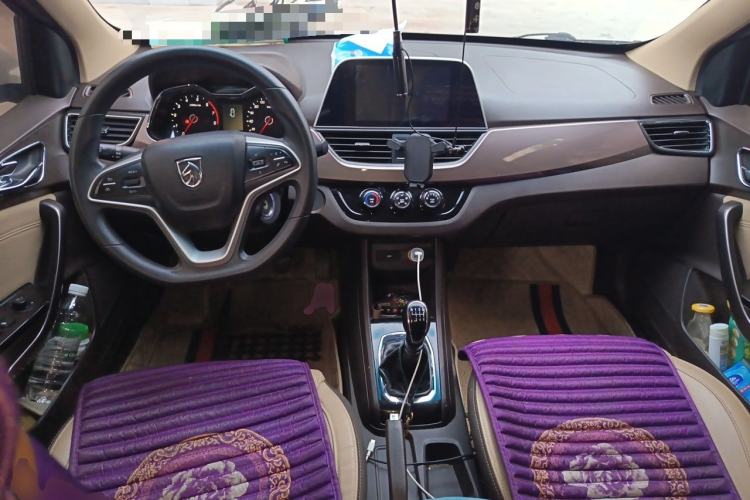 Used Baojun 310W 2017 1.5L Manual Fashion Model China V Center Console