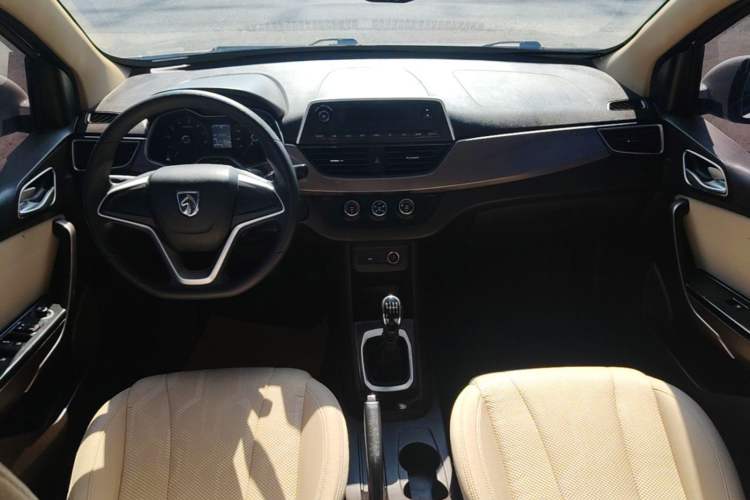 Used Baojun 310W 2017 1.5L Manual Comfort Version China V Center Console