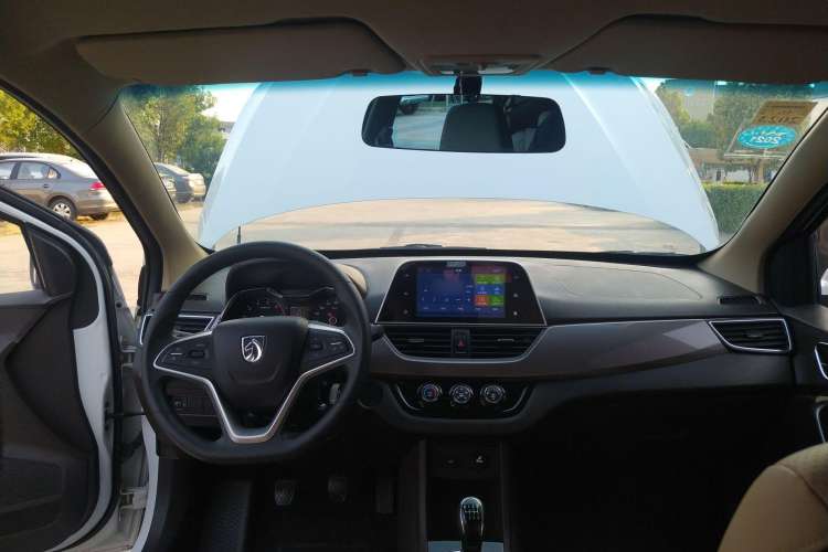 Used Baojun 310W 2017 1.5L Manual Fashion Edition China VI Center Console