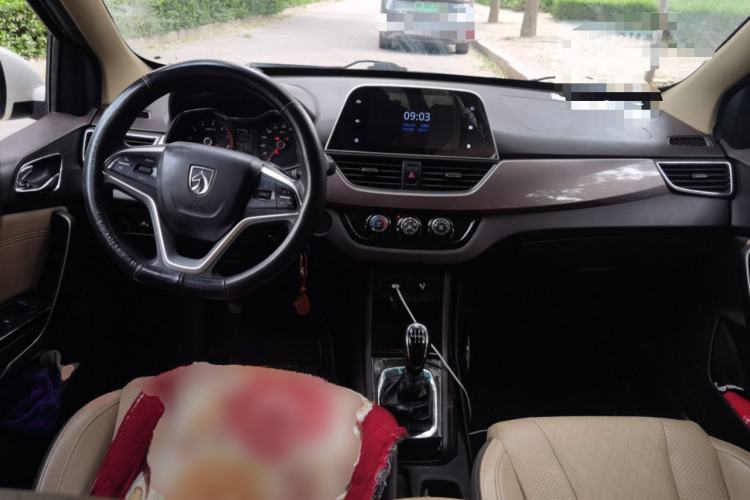 Used Baojun 310W 2017 1.5L Manual Fashion Edition China VI Center Console