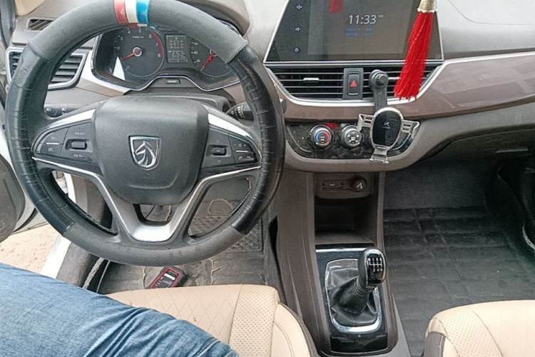 Used Baojun 310W 2017 1.5L Manual Fashion Model China V Center Console